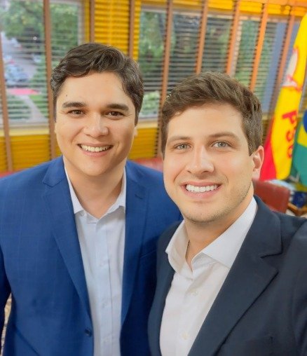 Leia mais sobre o artigo Deputado Vitor Bonfim se reúne com o prefeito João Campos, presidente nacional do PSB